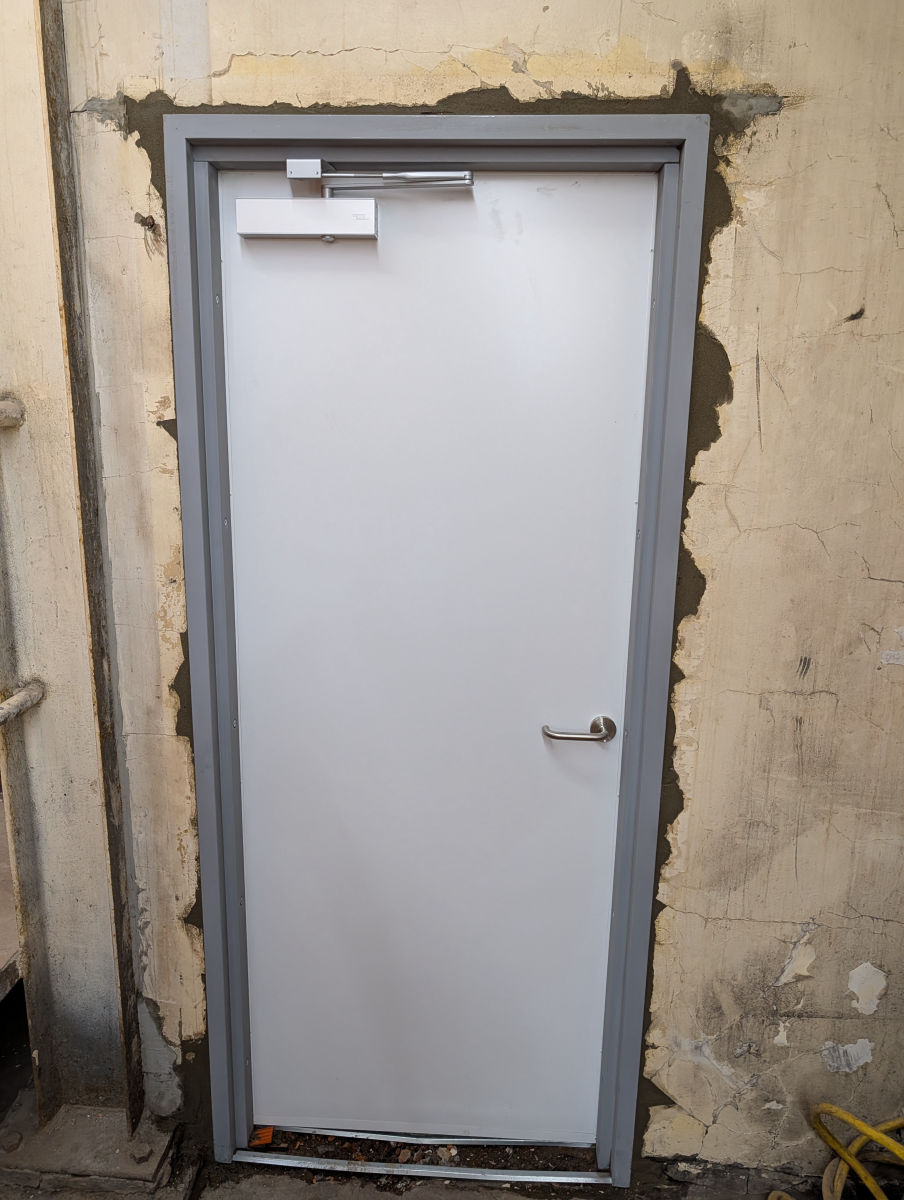 Fire door fitted with a compliant door closer, installed to AS 1905.1